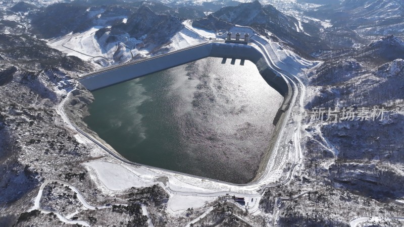 航拍俯瞰山东昆嵛山天心池冬季雪景