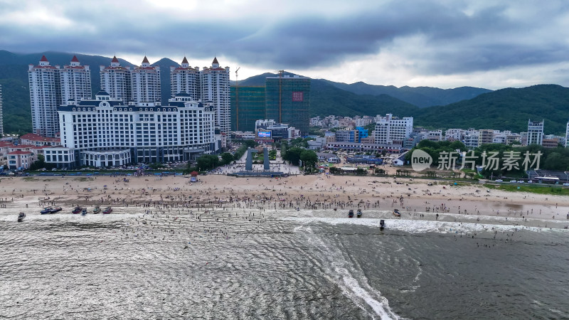 航拍海边沙滩游玩人群南澳岛青澳湾