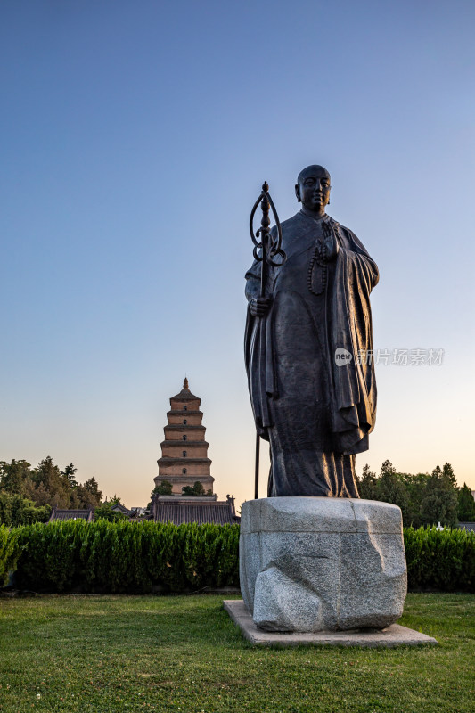 清晨的西安大雁塔大雁塔南广场玄奘雕塑景观