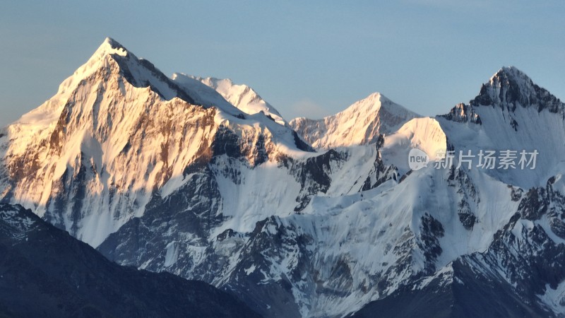 日照金山雪山