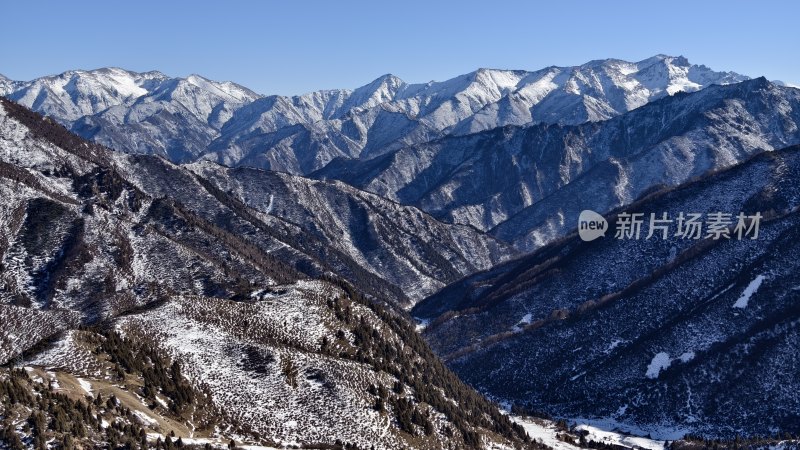 雪山山脉的壮丽景色