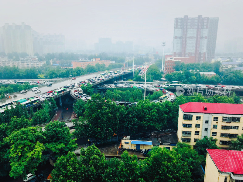 雨天城市立交桥拥堵绿色植被树木城市建筑