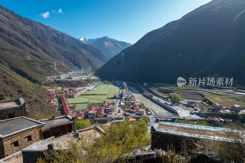 马尔康松岗村全景