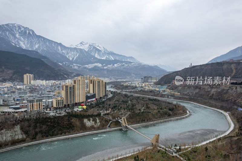 四川雅安理县雪山下的高原城市航拍