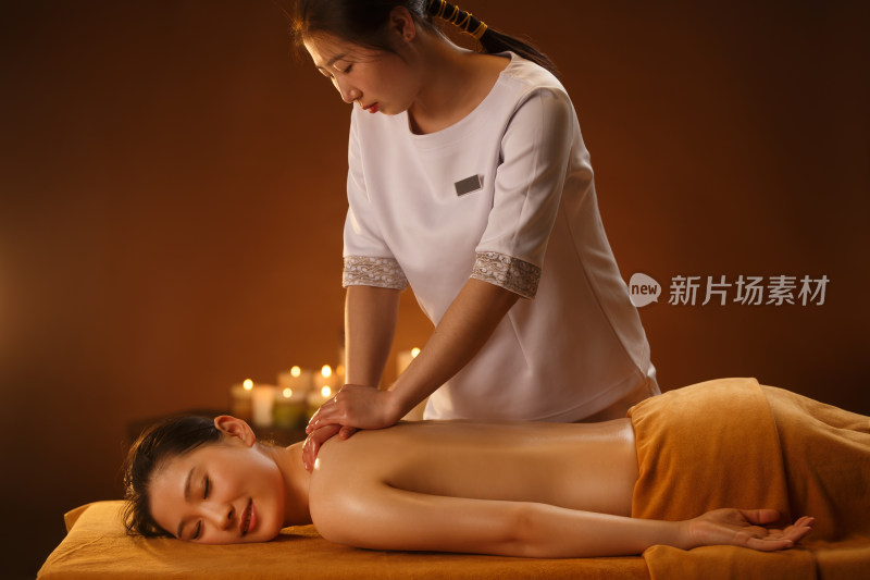 年轻女人在室内做SPA