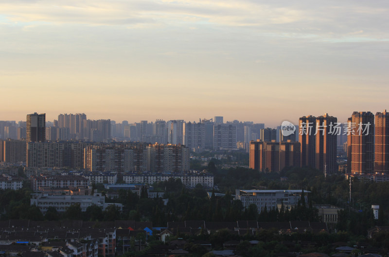 晨光中的成都市温江区建筑风光