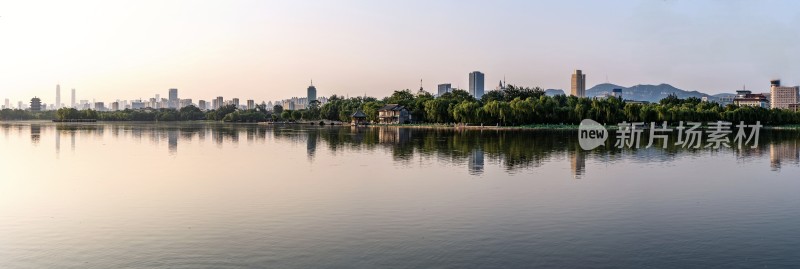 济南大明湖城市湖畔风光与天际线