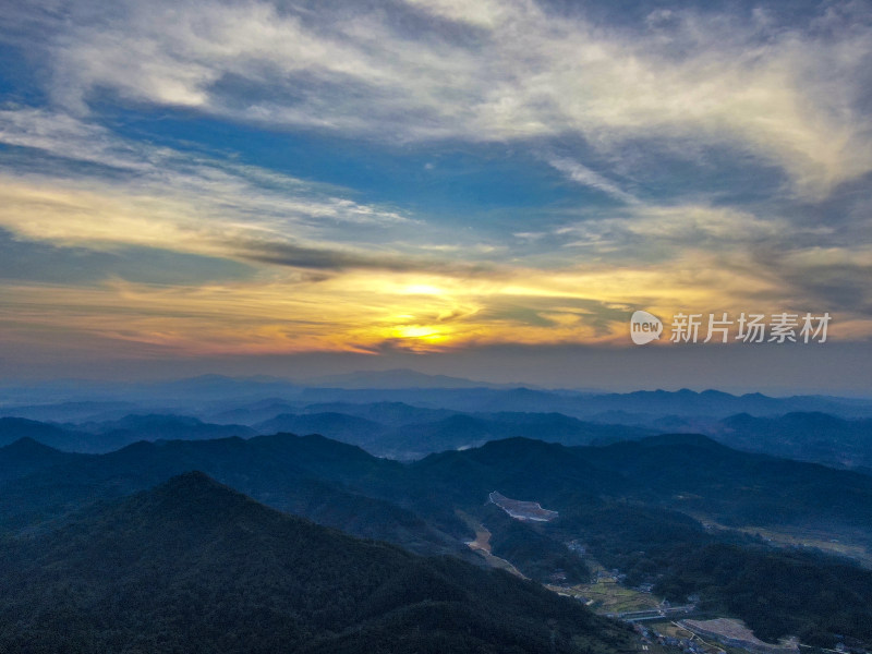 清晨山川迷雾航拍