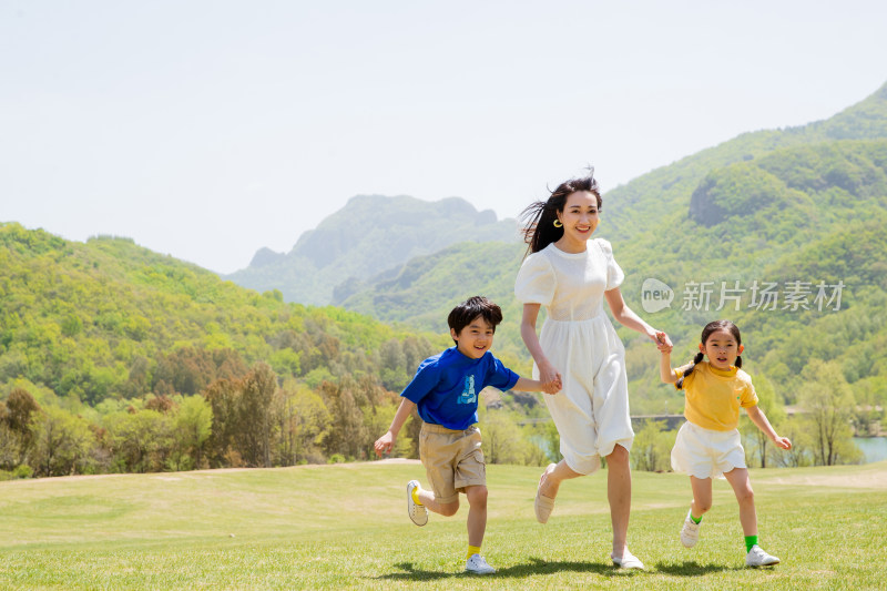 年轻妈妈带着孩子们郊游