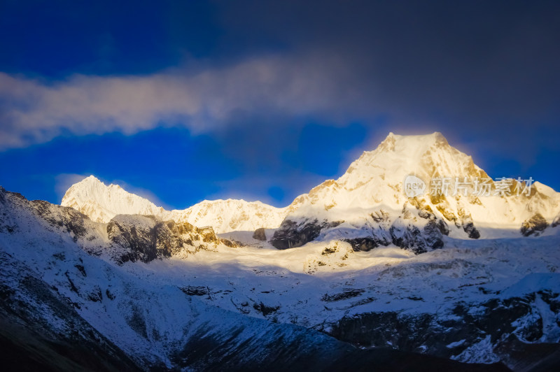 库拉岗日雪山山水日照金山