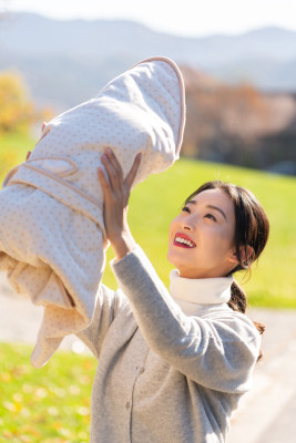 年轻的母亲抱着婴儿玩耍