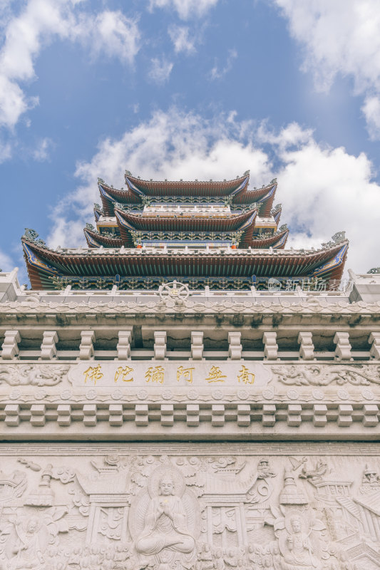 蓝天白云下的寺庙建筑-柳州西来寺