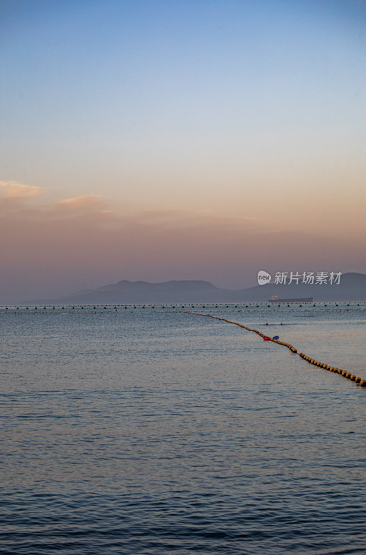 青岛信号山公园红瓦绿树碧海蓝天黄昏日落