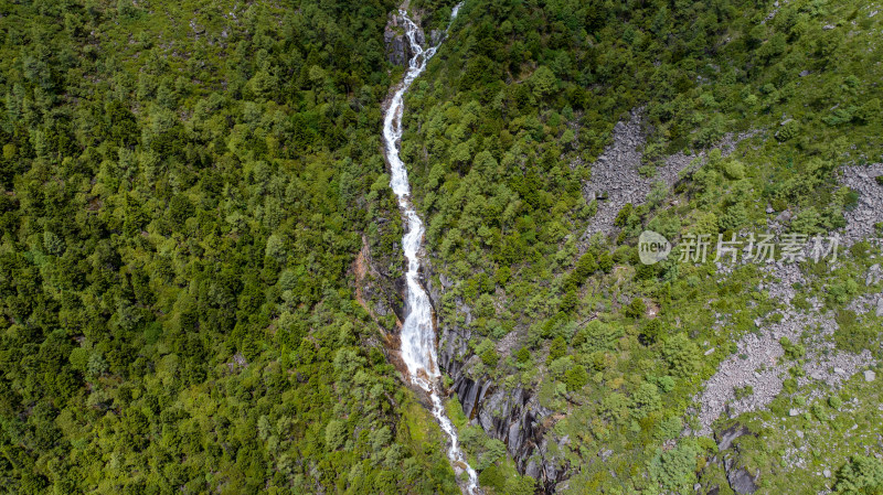 四川阿坝理县毕棚沟景区的高山瀑布