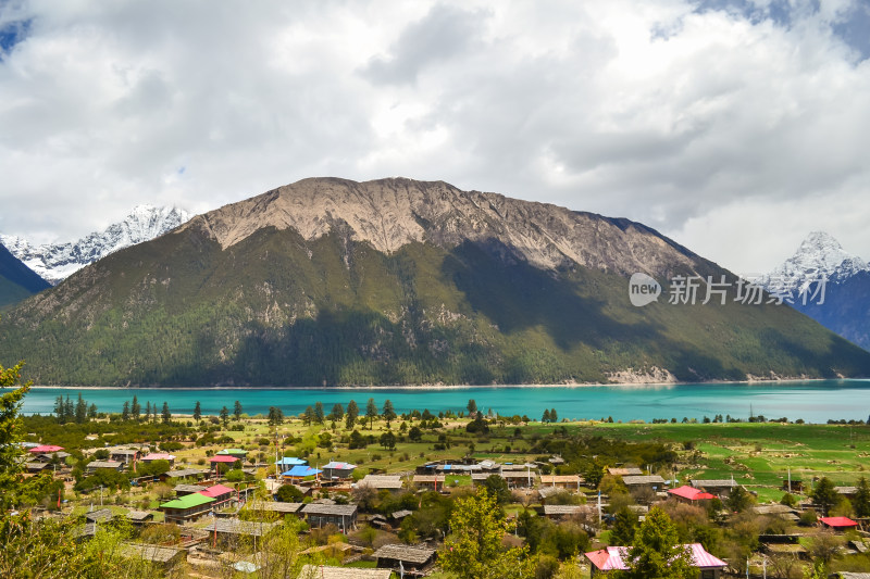 西藏林芝巴松措山水自然风景