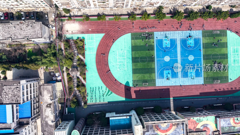 校园操场学生体育锻炼课间操户外运动航拍图