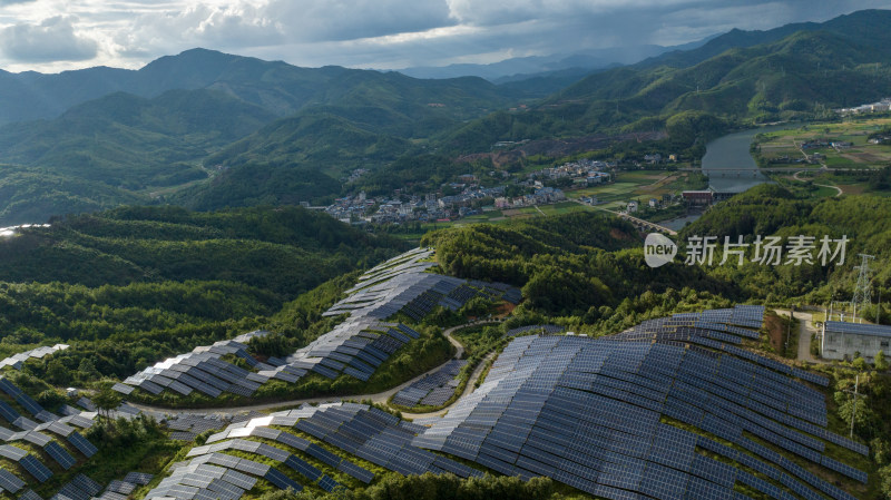 航拍大型的光伏发电基地，高兴科技能源产业