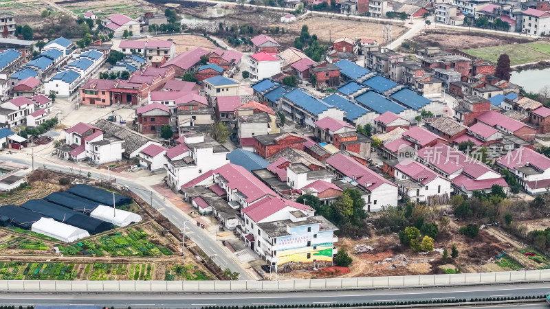 乡村住宅区与农田鸟瞰