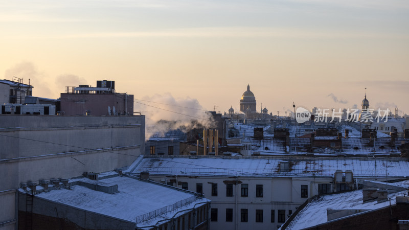 圣彼得堡城市建筑群屋顶雪景