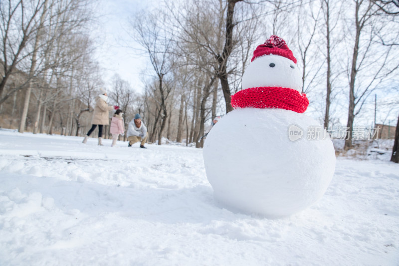 雪地里的一家人和雪人