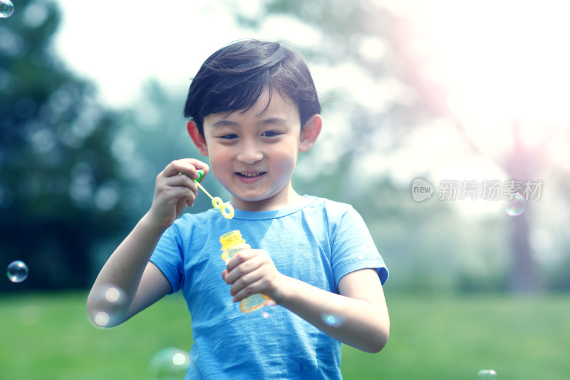 小男孩吹泡泡