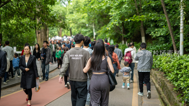 贵阳市黔灵山公园迎来大量游客和市民