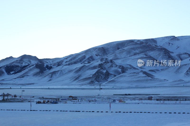 雪地河畔人群休闲场景