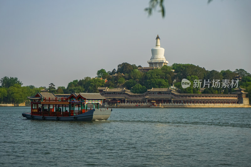 北海白塔前的湖面游船