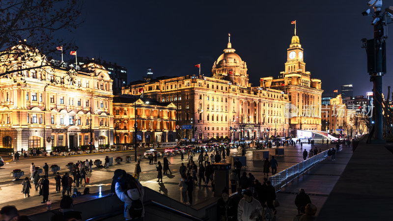 外滩夜景灯火辉煌人潮涌动