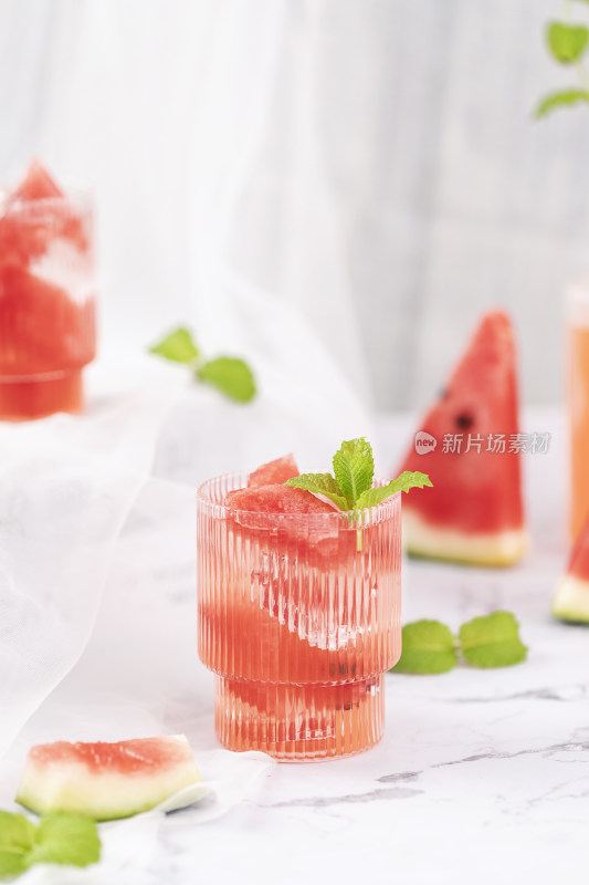 玻璃杯中的西瓜饮品
