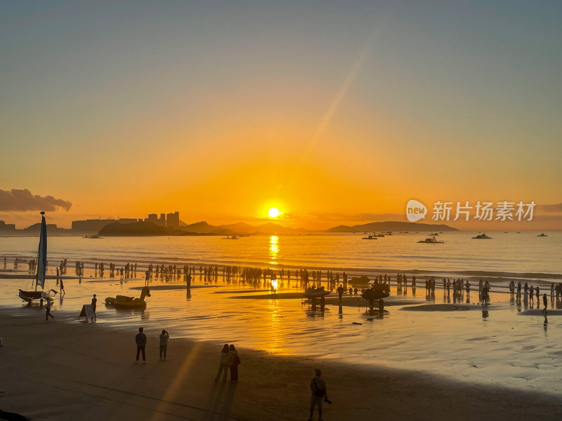 日落时分热闹的海滩全景