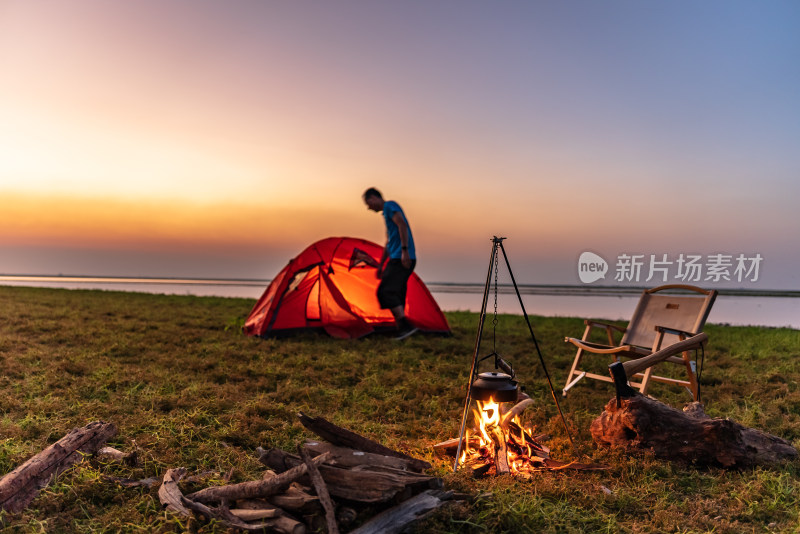 户外湖畔露营男子与篝火帐篷