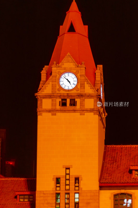 青岛火车站夜晚钟楼建筑特写