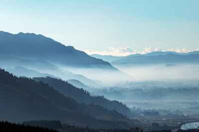 山间云雾缭绕水墨画般的朦胧远景