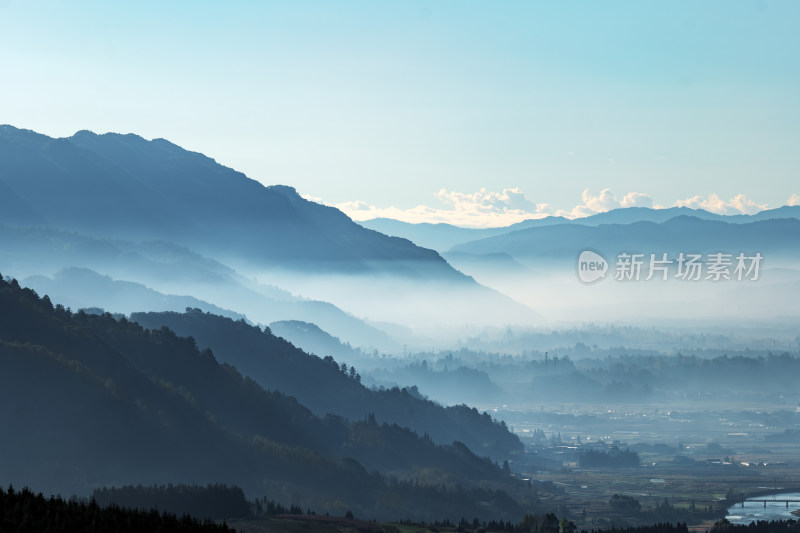 山间云雾缭绕水墨画般的朦胧远景