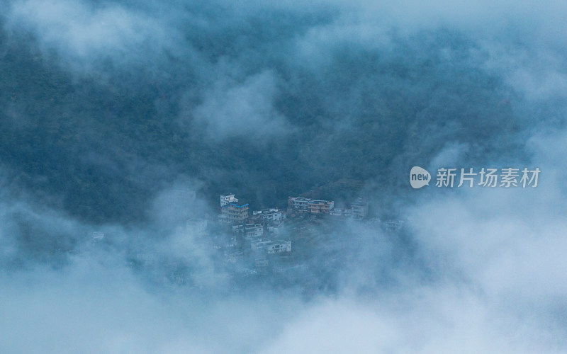 云海中的村庄 梅州市丰顺鸿图嶂