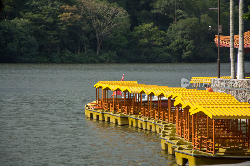 湖边带顶观光游船停靠场景