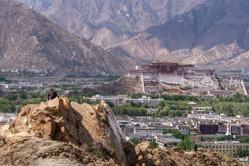 西藏拉萨南山公园远眺高原圣殿布达拉宫全景