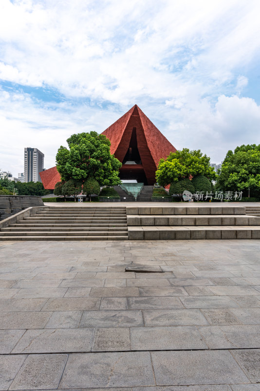 红色三角造型建筑景观