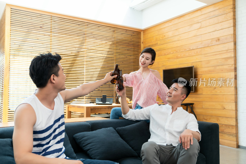 年轻朋友聚会喝啤酒