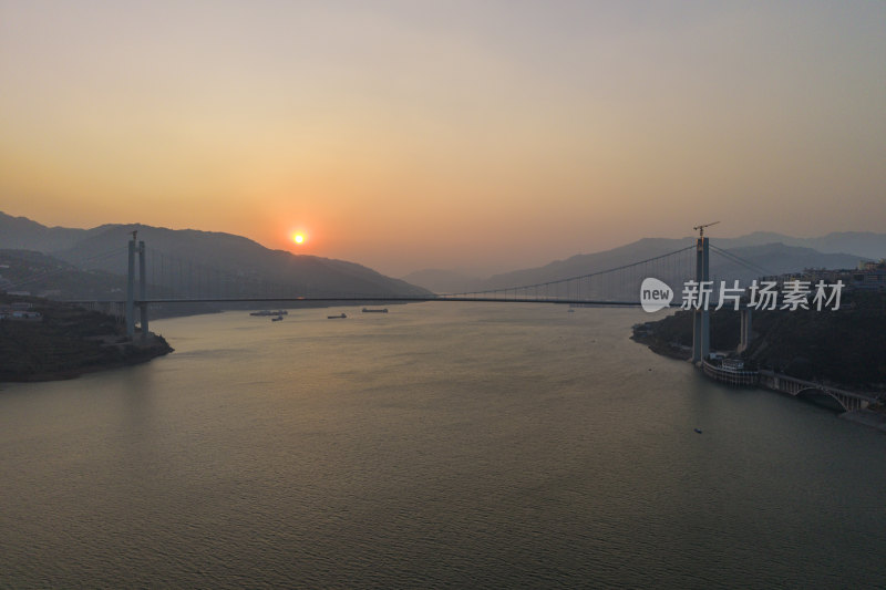 夕阳下的重庆奉节县白帝城长江大桥