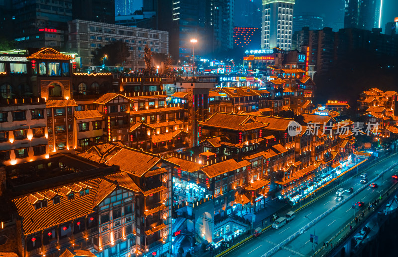 重庆洪崖洞民俗文化景区传统中式建筑夜景