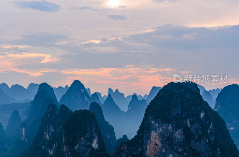 桂林兴坪古镇老寨山看喀斯特地貌群山与夕阳