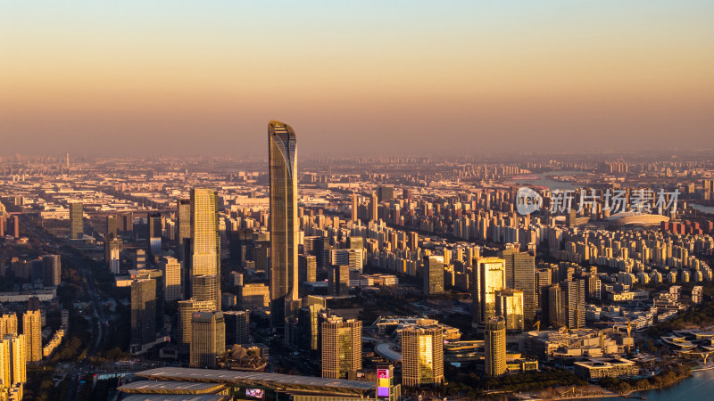 苏州国金黄昏下的城市天际线与摩天大楼全景