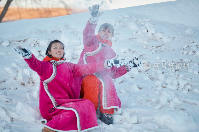 在雪地上打闹嬉戏开心玩耍的闺蜜少女