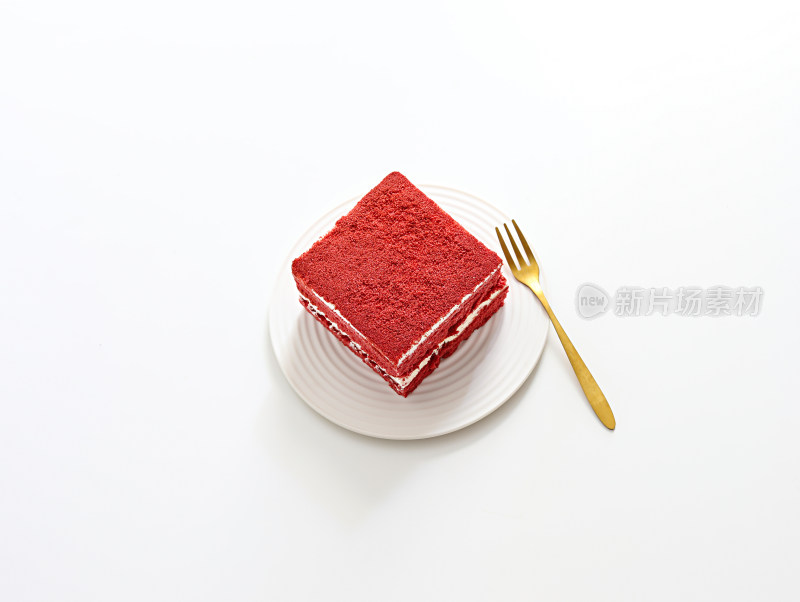 白色桌面上的一块红丝绒蛋糕