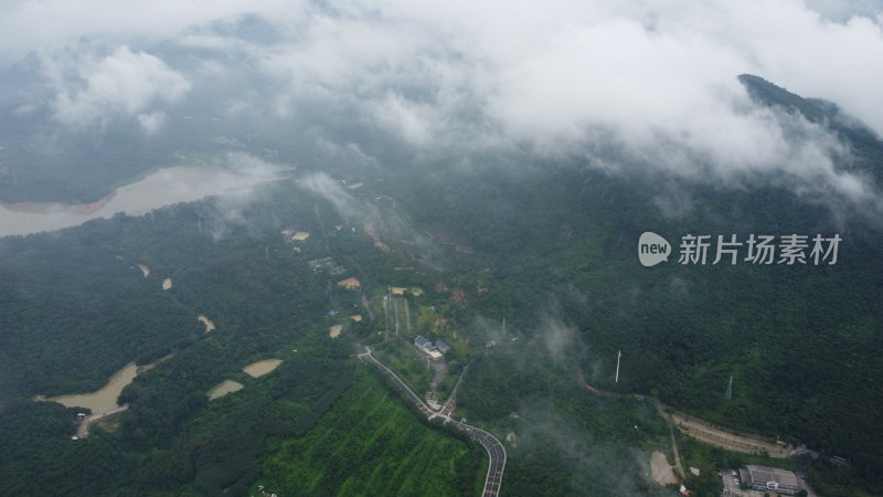 广东东莞：雨后银瓶山上空出现云海