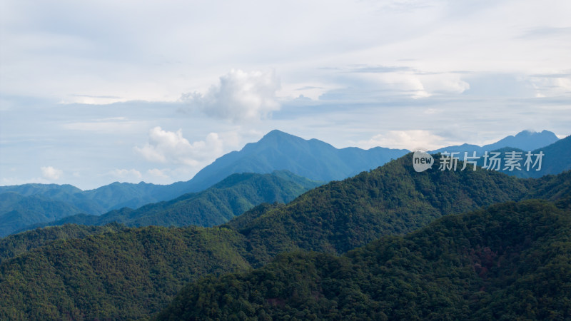 中国福建武夷山云雾缭绕