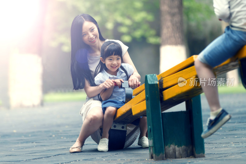 快乐母女玩跷跷板