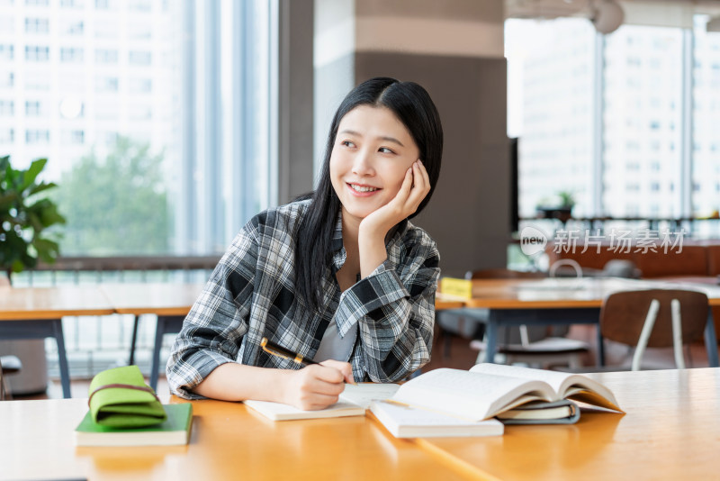 年轻女子在读书